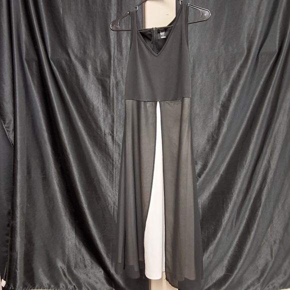 Black and White Maxi Dress with Flowing Silhouette - Picture 6 of 12